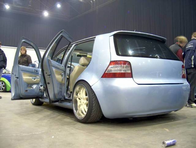 Hot Tuning Night IV
Hier zie je de achterkant goed, en ook de hemel die in alcantara overtrokken is.
