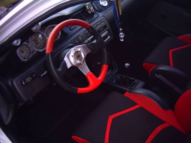 interieur coupe civic
volant mugen honda ;bacquet ractive ;fond de compteur indiglo;mano sur montant par brise ;mano sur tableau de bord;console centrale carbonne;pommeau carbonne;acoudoir carbonne;banquette arierre integra type r

